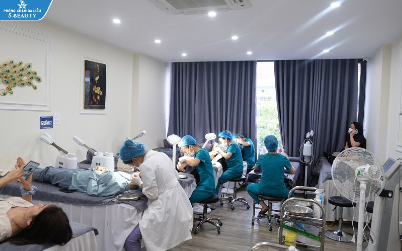 Bị mụn nên đến spa để được điều trị cụ thể