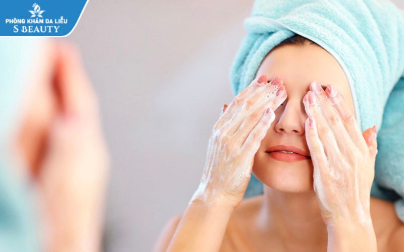 Dùng sữa rửa mặt sau khi nặn mụn