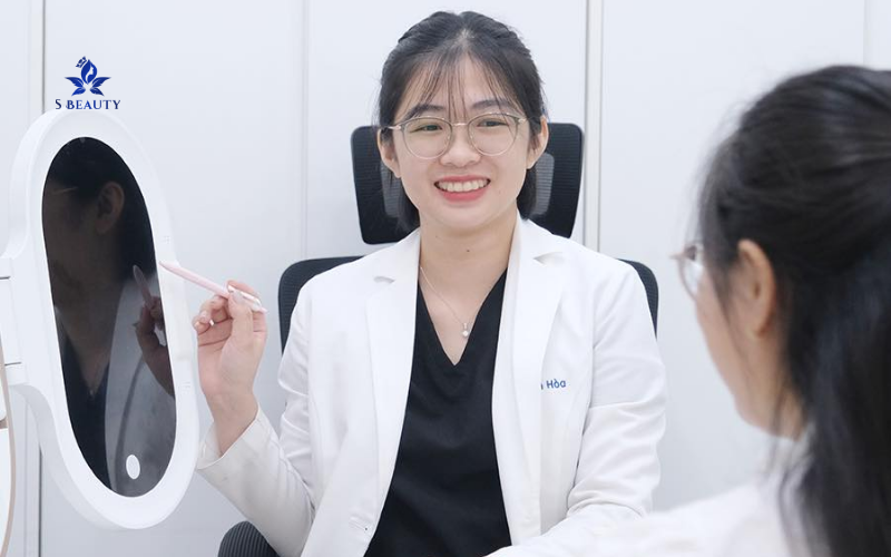 Bác Sĩ Thăm Khám Và Tư Vấn