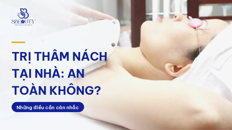 Kỹ thuật viên dùng máy chiếu điều trị thâm nách cho khách nữ tại phòng khám
