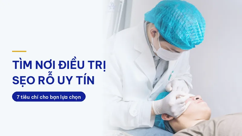 Bác sĩ da liễu thăm khám vùng mặt đánh giá sẹo rỗ trước điều trị