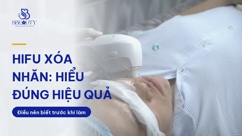 Nhân viên y tế dùng máy HIFU cầm tay thao tác trên da mặt khách