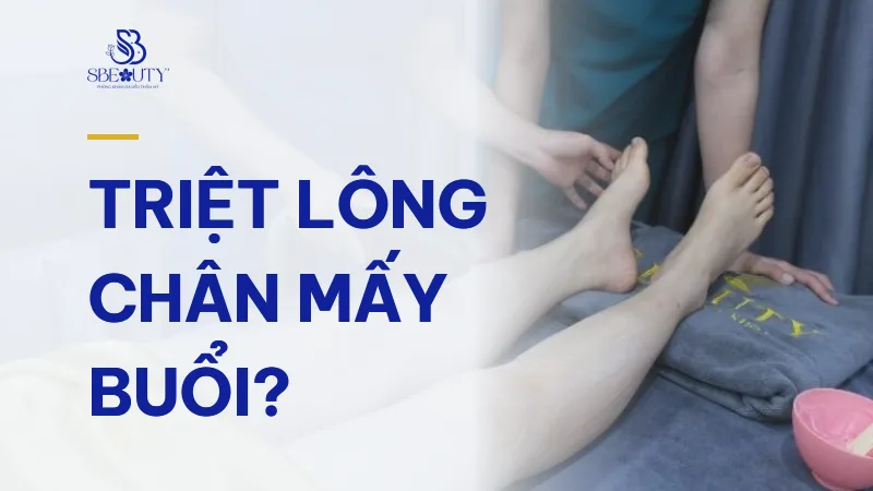 Kỹ thuật viên áp đầu phát ánh sáng lên cẳng chân trong buổi triệt lông chân