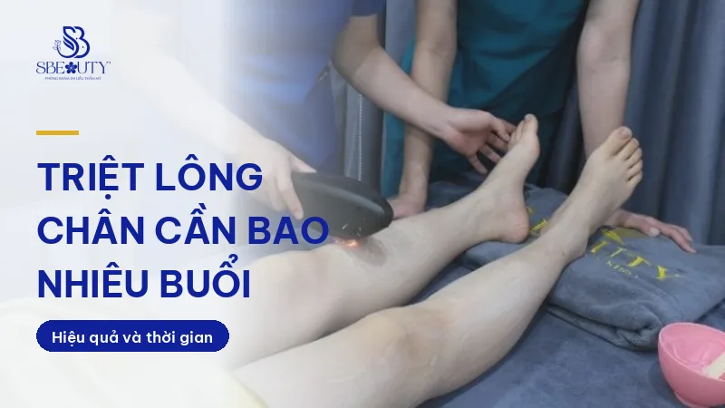 Kỹ thuật viên áp đầu phát ánh sáng lên cẳng chân trong buổi triệt lông chân