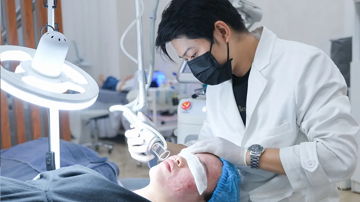 Bác sĩ thực hiện thủ thuật trị sẹo vùng má tại S Beauty Thủ Đức