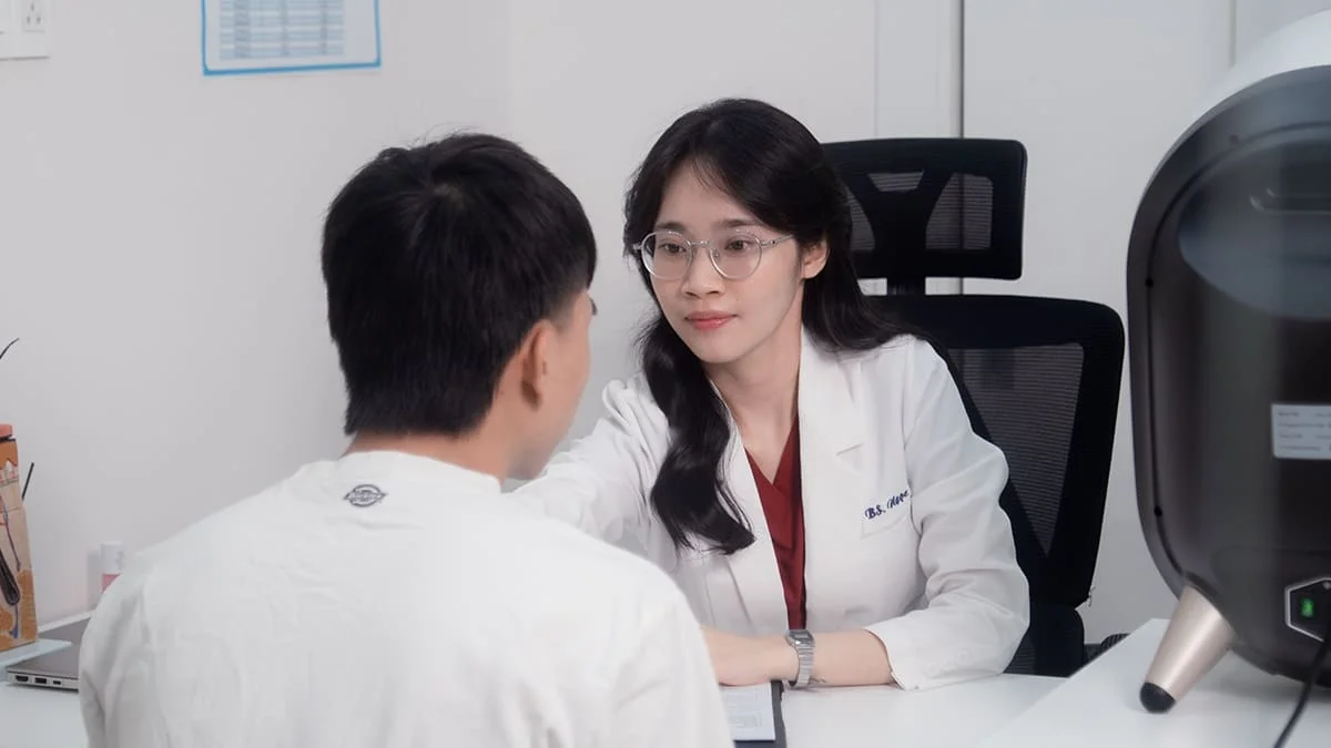Bác sĩ soi da cho khách tại S Beauty Thủ Đức
