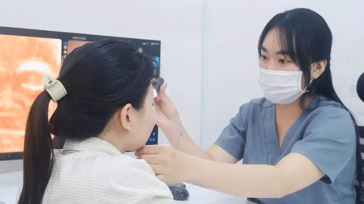 Bác sĩ da liễu soi kỹ vùng gò má bệnh nhân tại phòng khám S Beauty Thủ Đức