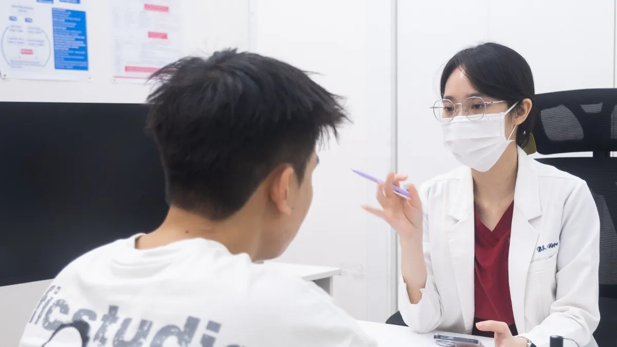 Bác sĩ soi đánh giá vùng da mặt tại S Beauty Thủ Đức
