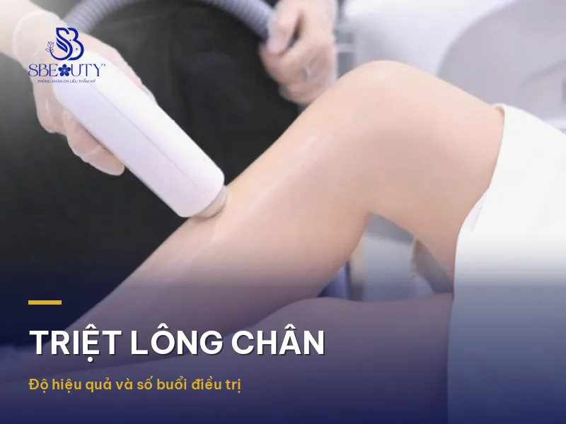 Kỹ thuật viên đeo găng tay đặt thiết bị cầm tay lên chân khách nữ trong phòng điều trị.